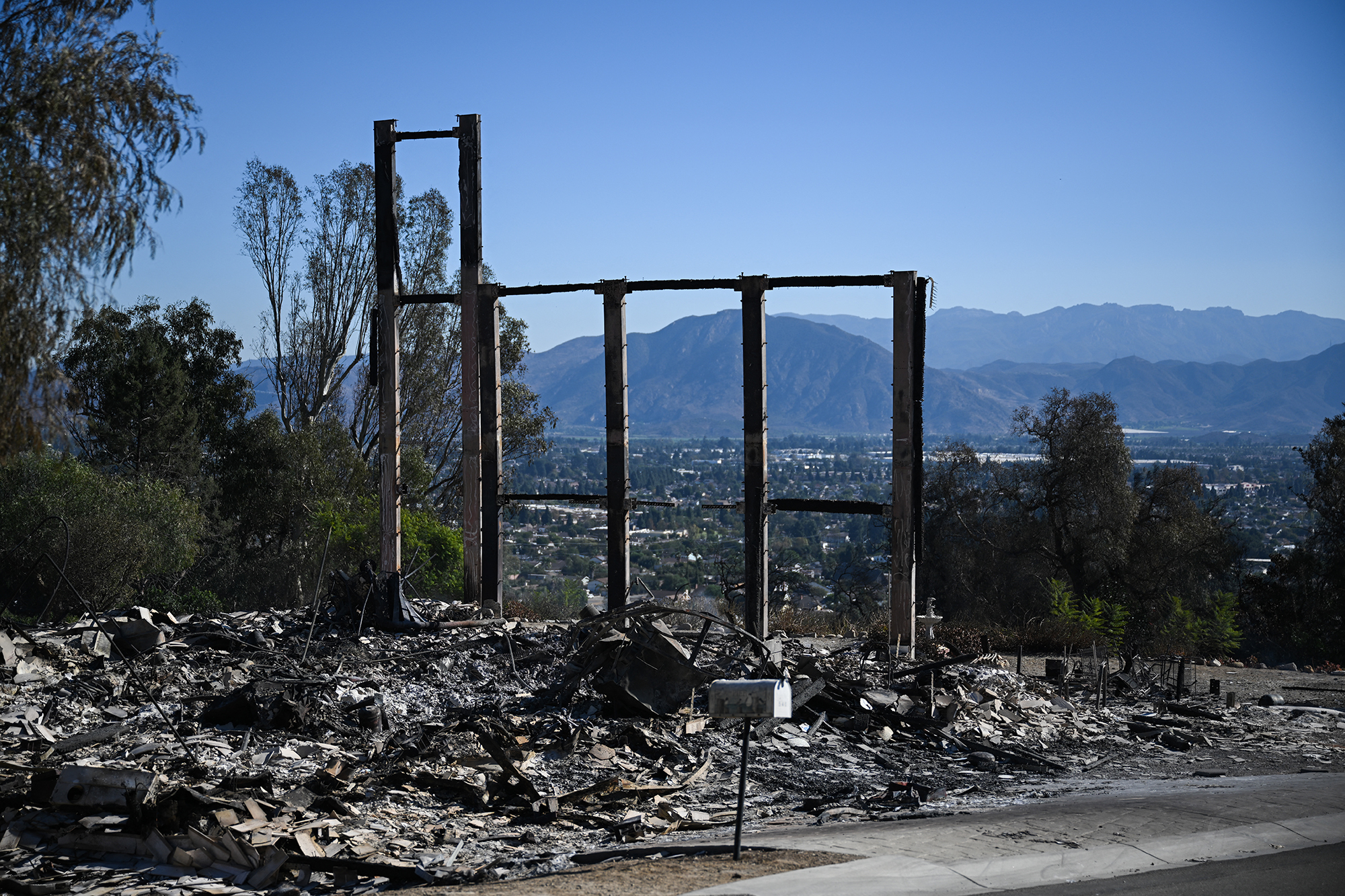 Der Metallrahmen eines Hauses, das durch den Flächenbrand zerstört wurde, steht zwischen den Trümmern in Camarillo im US-Bundesstaat Kalifornien