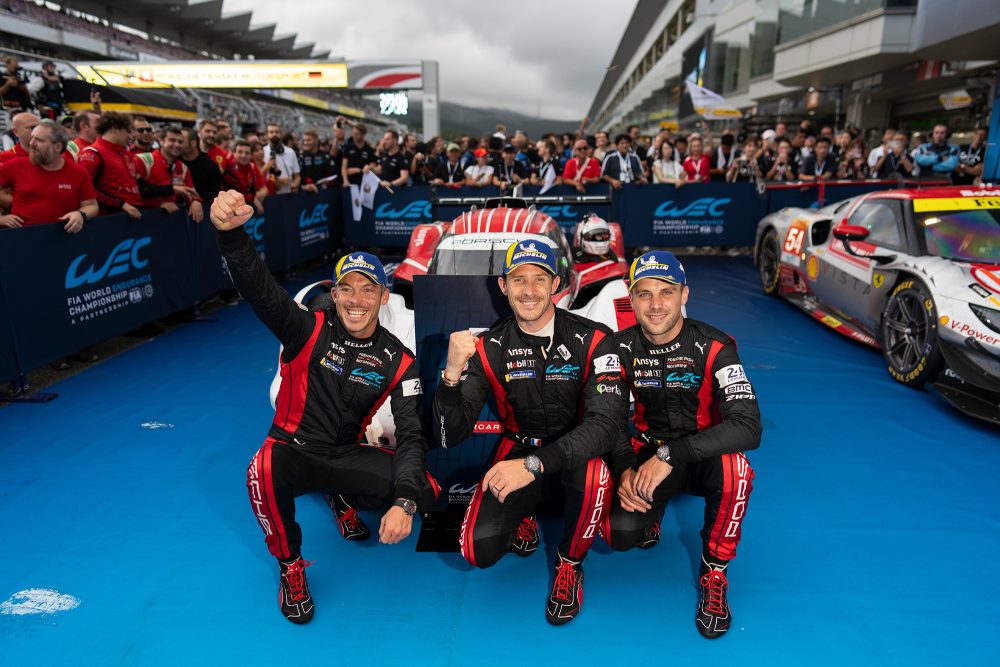 André Lotterer, Kévin Estre und Laurens Vanthoor recken die Fäuste in die Luft