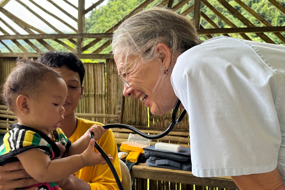 Angelika Matulla-Marcus bei ihrer Arbeit auf den Philippinen