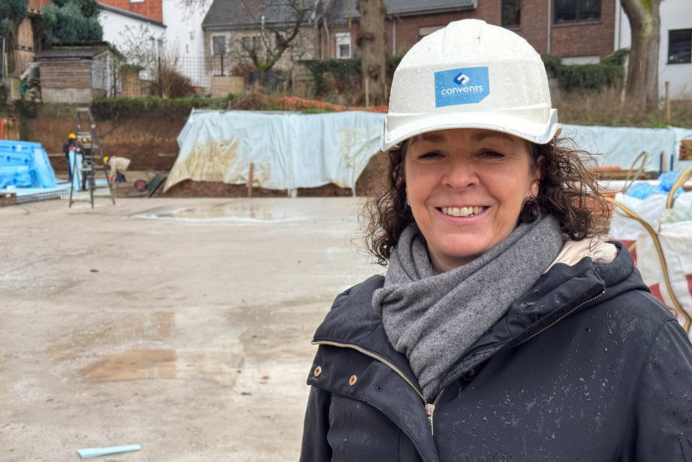 Astrid Convents steht auf einer Baustelle