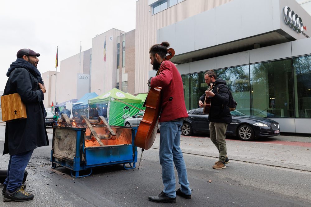 Aktion von Audi-Mitarbeitern am 13.11. vor dem Werk in Forest