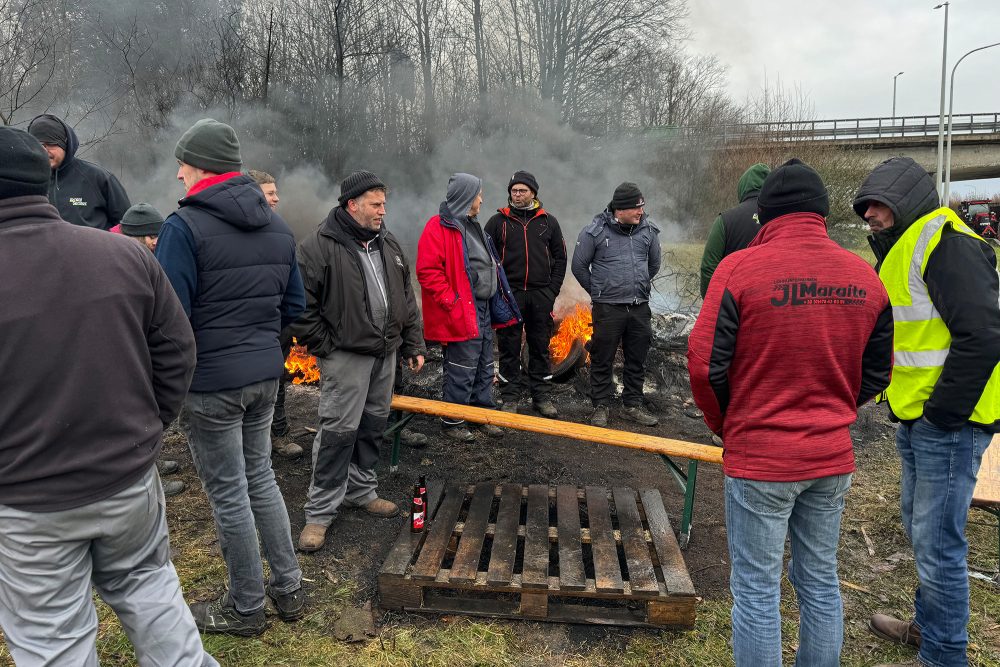 Protestierende Bauern neben der E40-Autobahn Höhe Welkenraedt