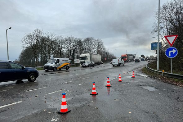 Die Autobahnabfahrt Eynatten ist durch Kegel abgesperrt.