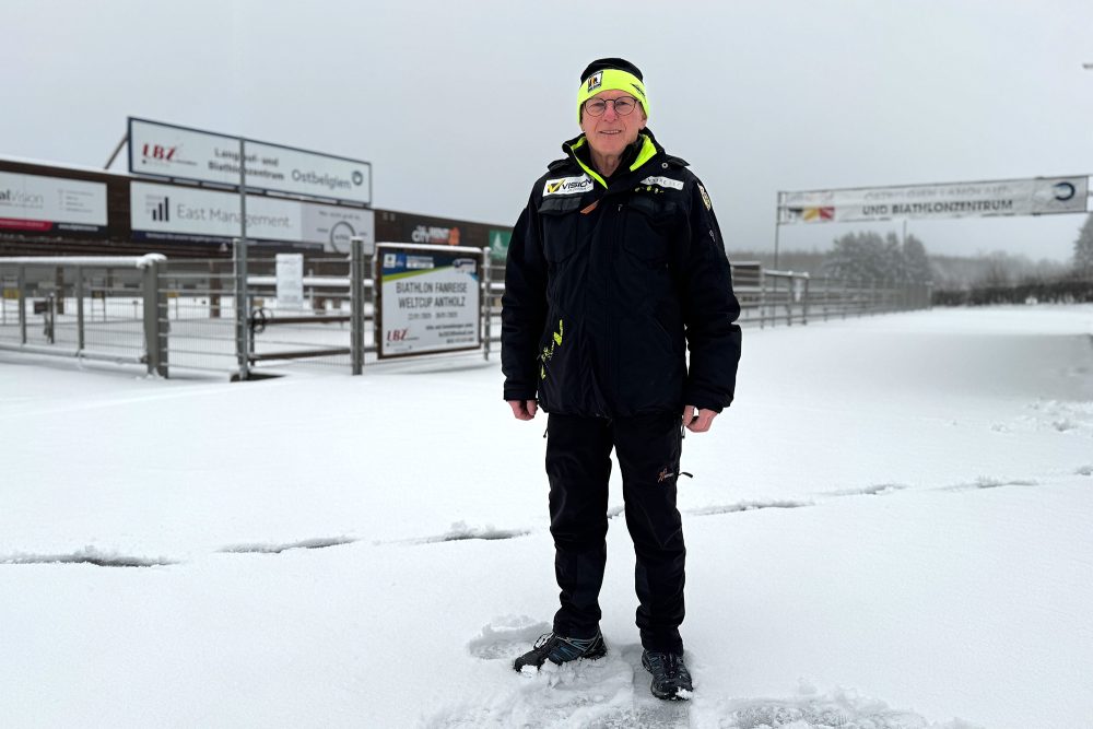 Peter Thomé vor dem Biathlon-Zentrum von Elsenborn-Herzebösch