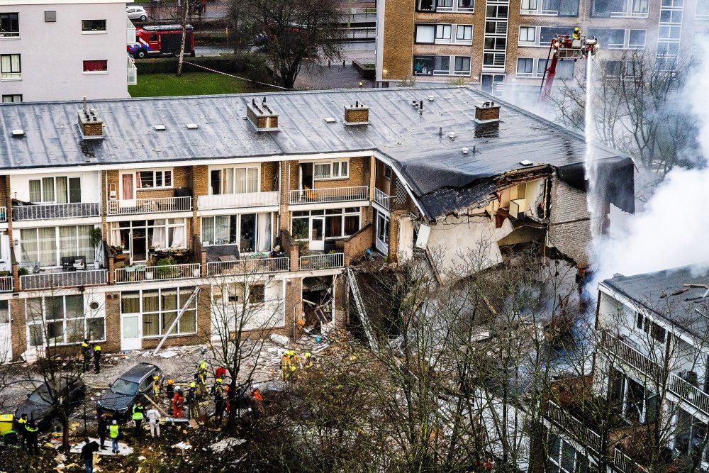 Feuerwehrmänner bei Löscharbeiten nach der Explosion in Den Haag