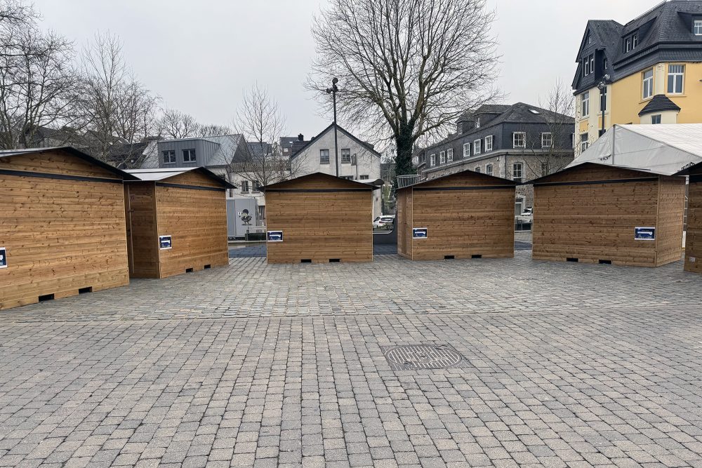 Die Buden für den Eupener Weihnachtsmarkt sind aufgebaut