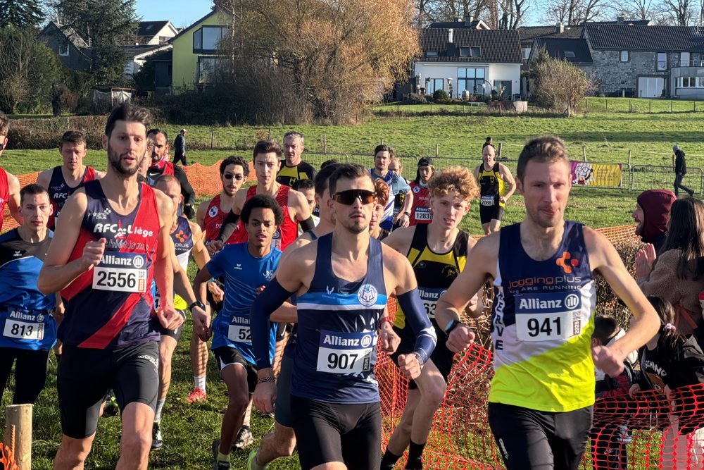 Die Teilnehmer beim Kelmiser Crosslauf sind gestartet und laufen in der Gruppe los