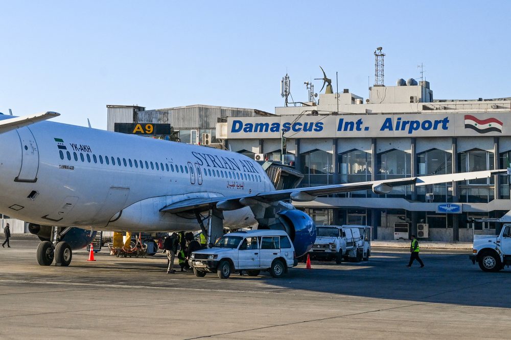 Das Bodenpersonal am Flughafen in Damaskus bereitet den Start eines Flugzeugs vor