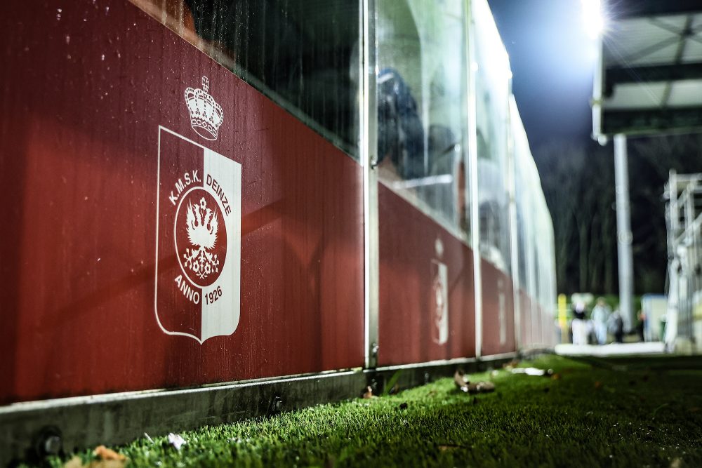 Logo des Fußballclubs Deinze im Stadion