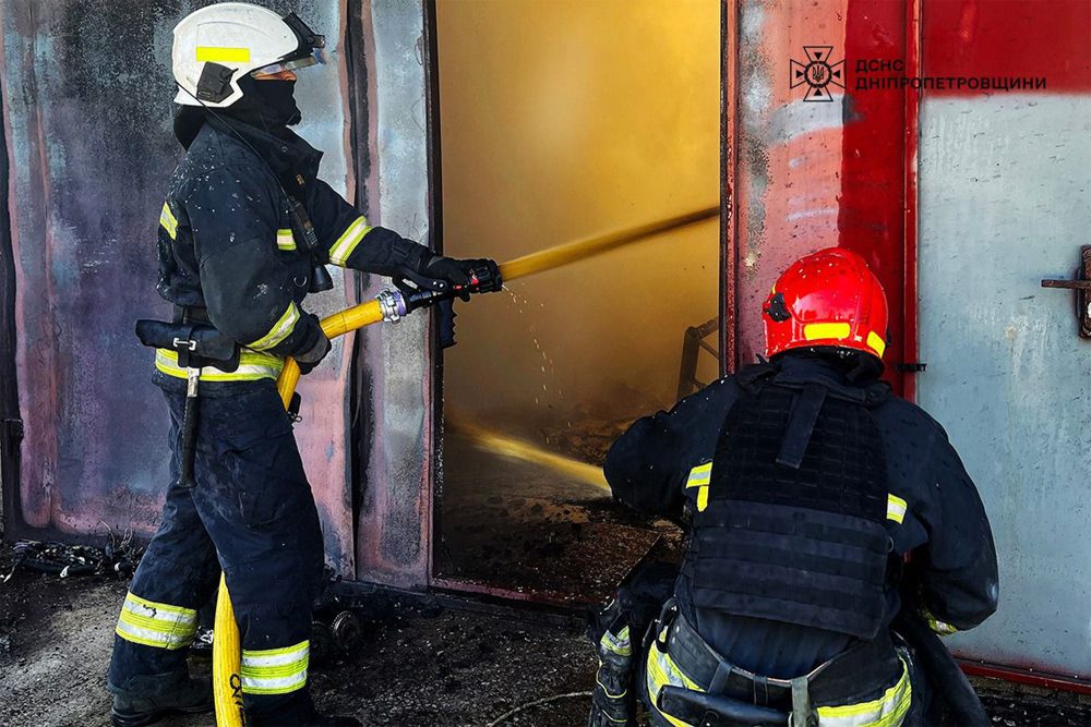 Feuerwehrleute in Aktion nach einem Raketenangriff in der Stadt Tsarychanka, etwa 50 Kilometer nördlich der Großstadt Dnipro