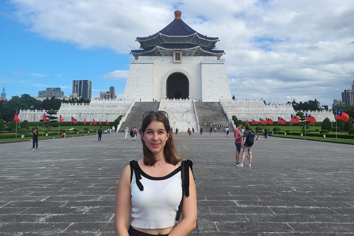 Elena Immetsberger vor der Chiang Kai Shek Memorial Hall in Taipeh