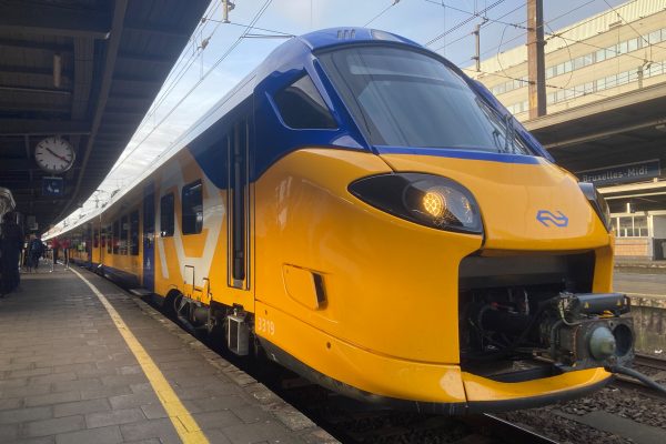 Zug der niederländischen Eisenbahngesellschaft NS