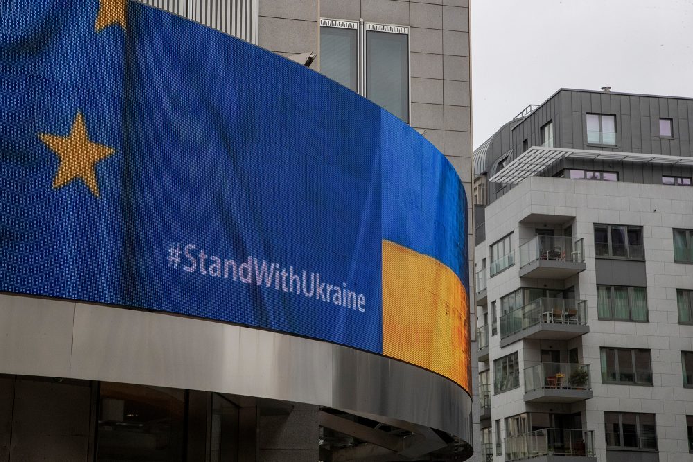 Flagge der Europaïschen Union und der Ukraine beim EU-Parlament in Brüssel