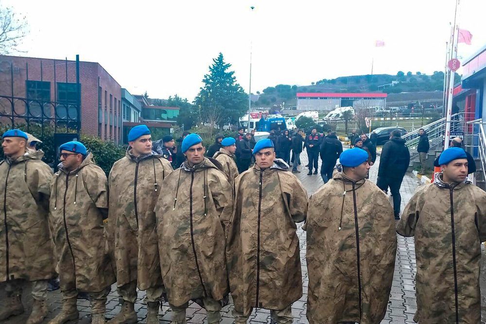 Türkische Soldaten riegeln den Unglücksort ab