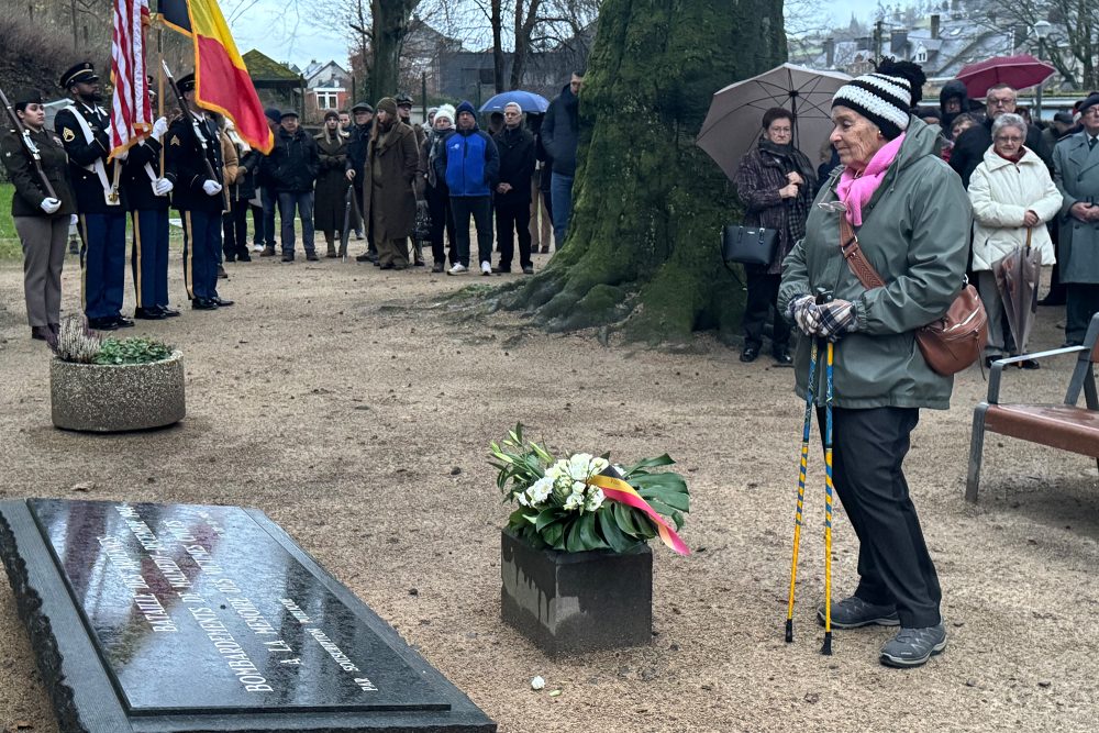 Maria Gentges vor dem Gedenkstein für die zivilen Opfer der Ardennenoffensive vor 80 Jahren