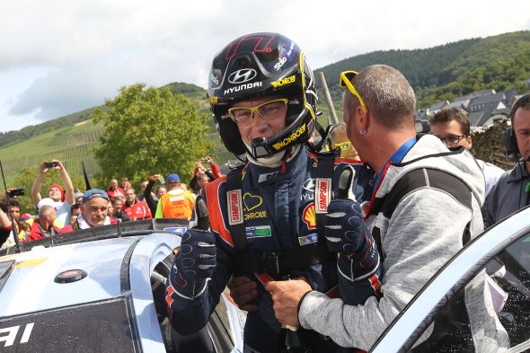 Thierry Neuville und Vater Alain im Ziel der Rallye Deutschland 2014