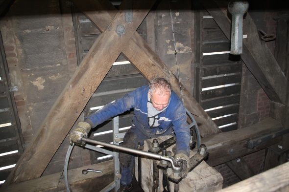 Glockensachverständiger prüft die Glocken im Aachener Dom