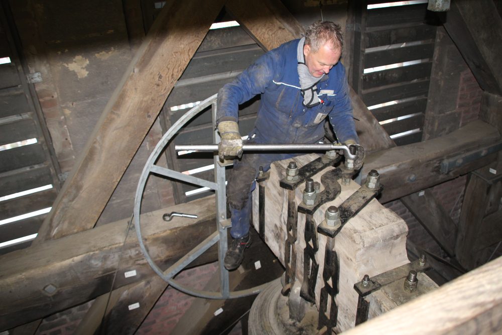 Glockensachverständiger prüft die Glocken im Aachener Dom