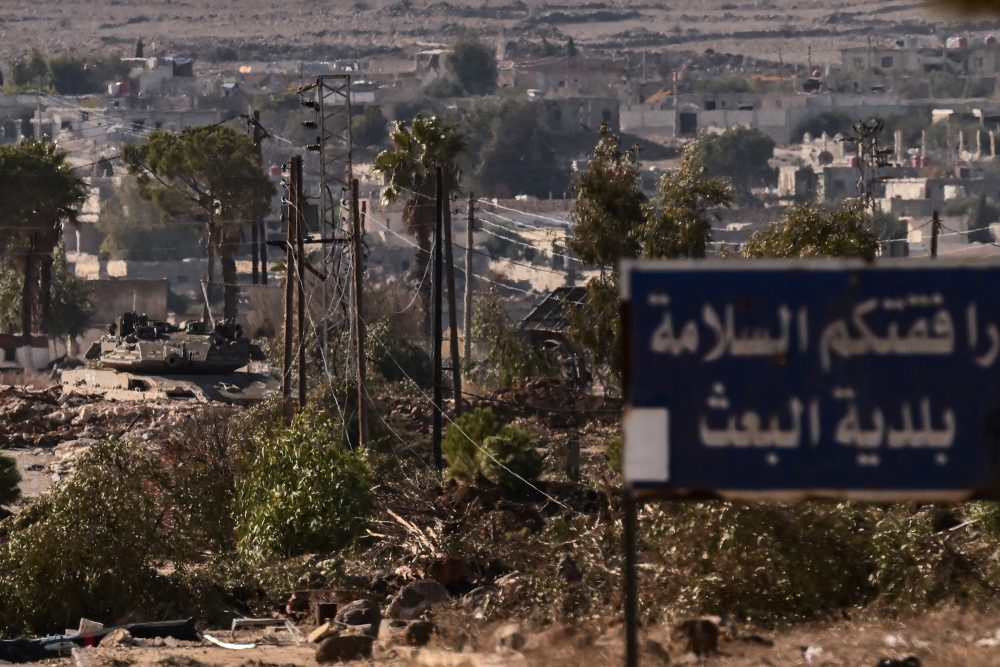 Ein Panzer der israelischen Armee nimmt in der syrischen Stadt Madinat al-Baath in der von den Vereinten Nationen überwachten Pufferzone in den von Israel annektierten Golanhöhen Stellung