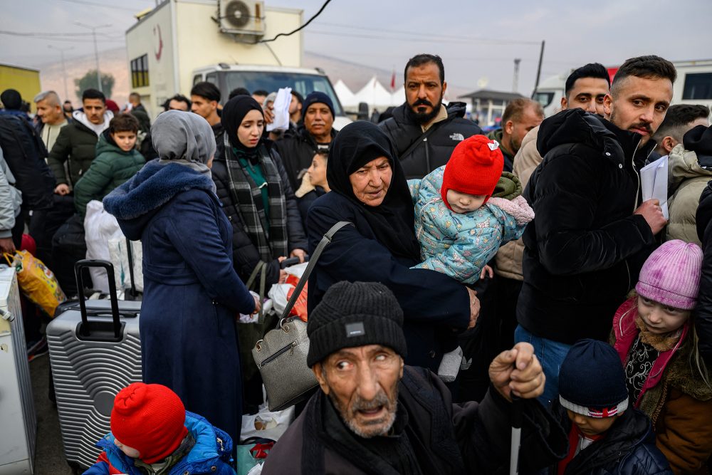 Syrische Flüchtlinge an der türkisch-syrischen Grenze warten auf ihre Einreise nach Syrien