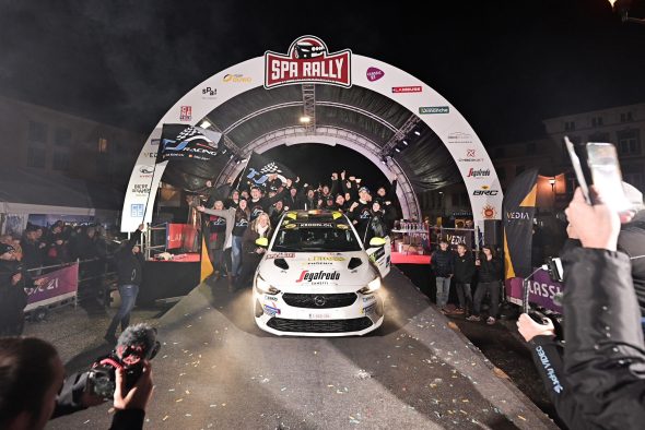 Titel für Tom Heindrichs und Jonas Schmitz im Stellantis Cup - Das Team feiert auf dem Podium der Spa-Rallye