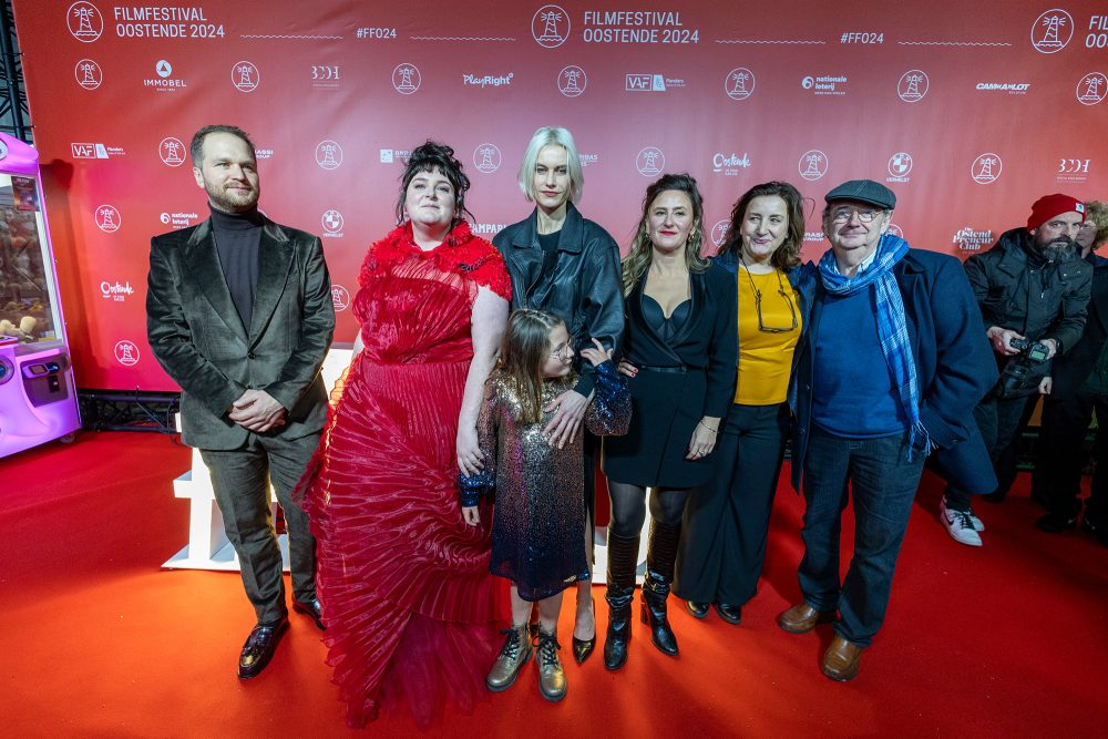 Regisseur Wannes Destoop, Daphne Agten und die weitere Besetzung von "Holy Rosita" beim Oostende Film Festival im Januar 2024