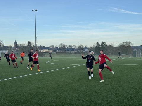 Zweikampf zwischen einem Honsfelder und einem Weywertzer Fußballspieler