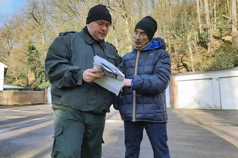 Forstamtsleiter Maxim Philipps und Schöffe Joseph Thaeter am unteren Bereich des Schorbergs, wo Sicherheitsmaßnahmen notwendig sind