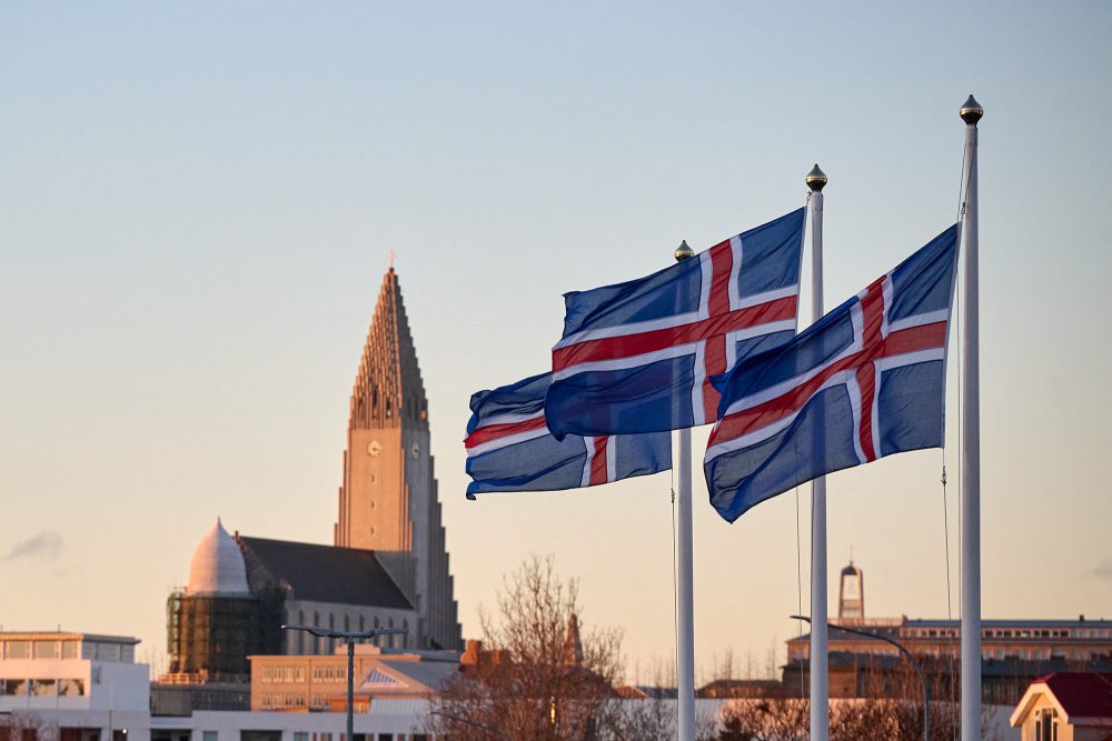 Isländische Nationalflaggen wehen in der Hauptstadt Reykjavík