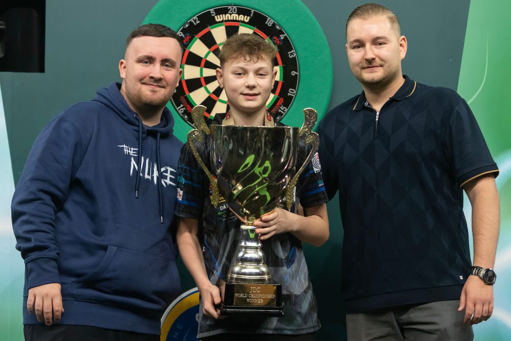 Luke Littler, Lex Paeshuyse und Dimitri Van den Berg nach dem Finale im "Ally Pally"