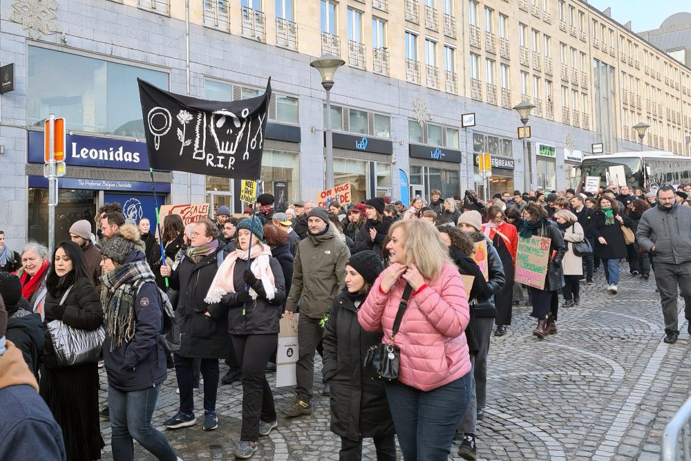 Schüler und Lehrer protestieren gemeinsam in Lüttich