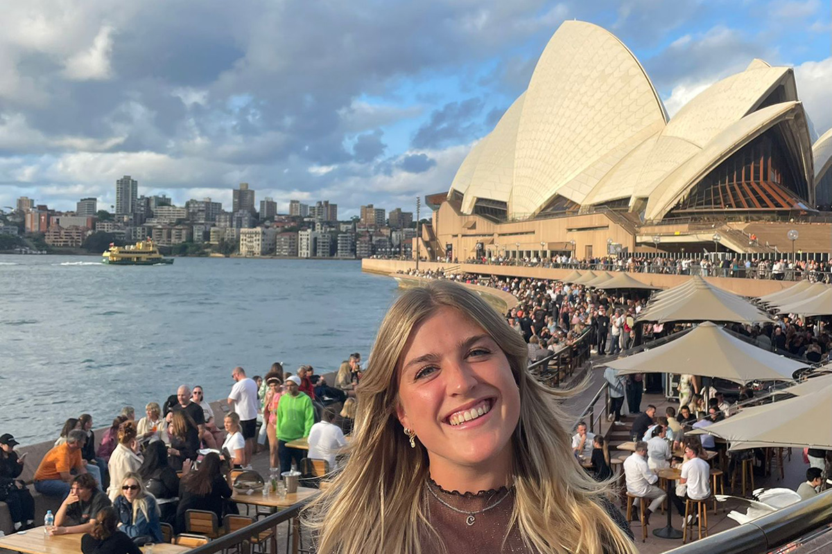 Lyn Kirchens mit der Oper von Sydney im Hintergrund 