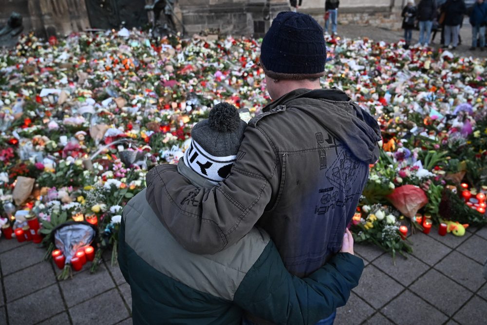 Blumen und Kerzen nahe des Tatorts in Magdeburg