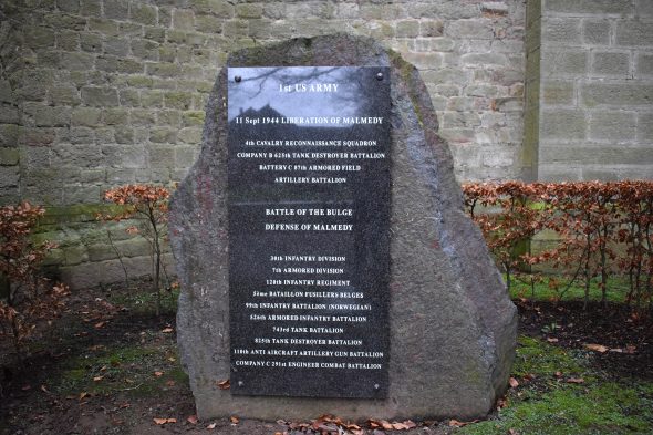 Gedenkstein und Gedenktafel in Malmedy