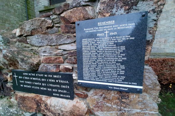 Links das Gedicht von Henri Bragard, sein Name ist auch auf der Gedenktafel rechts zu lesen