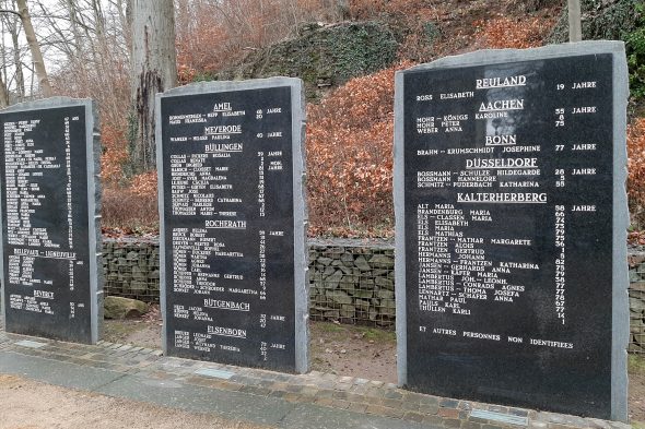 Auf fünf Stelen finden sich die Namen der mehr als 200 zivilen Opfer der irrtümlichen Bombardierungen an den Weihnachtstagen 1944