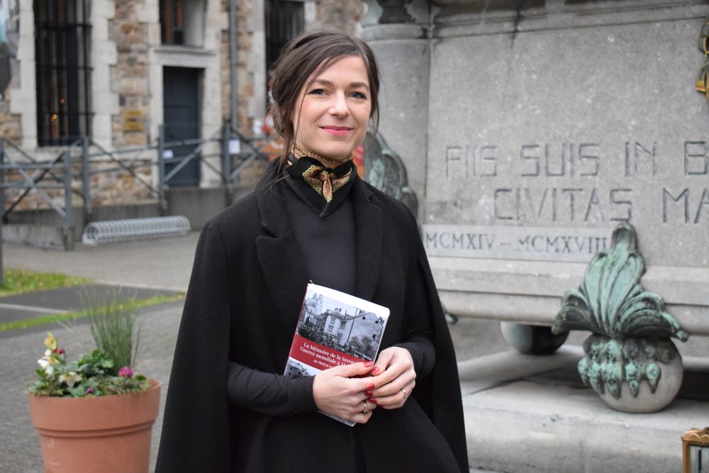 Historikerin Justine Remacle mit ihrem Buch zur Erinnerungskultur in Malmedy