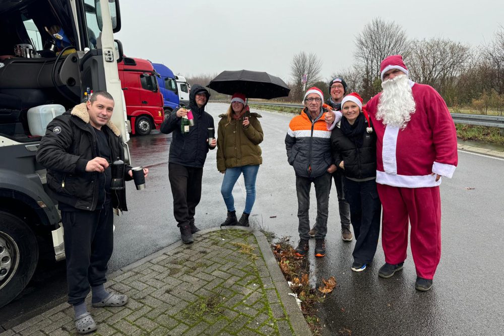 Manuel Henkes und seine Helfer verteilten 220 Geschenktüten