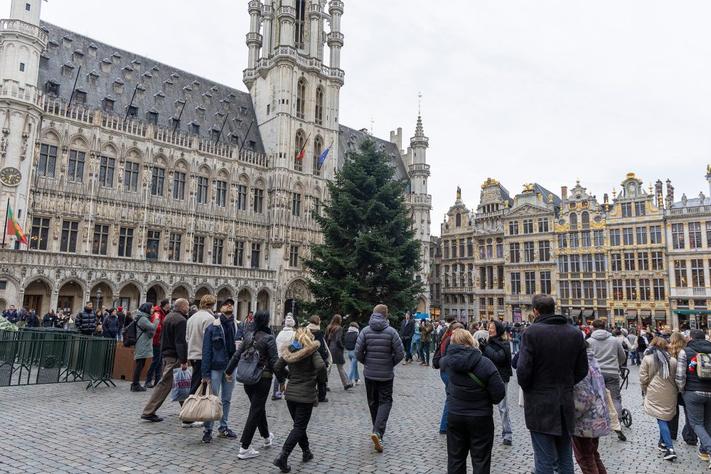 Menschen auf dem Brüsseler Weihnachtsmarkt