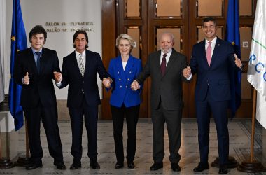 Javier Milei (Argentinien), Luis Lacalle Pou (Uruguay), Ursula von der Leyen, Luiz Inacio Lula da Silva (Brasilien) und Santiago Pena (Paraguay) nach dem Abschluss der Mercosur-Verhandlungen