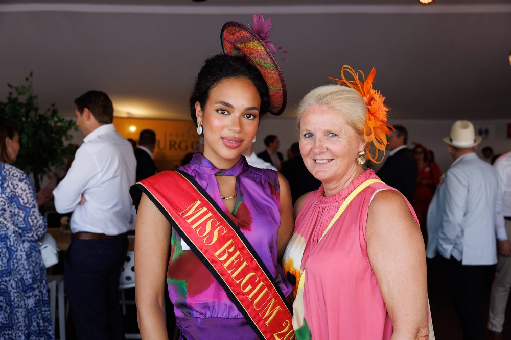 Miss Belgium 2024, Kenza Ameloot, mit Veranstalterin Darline Devos