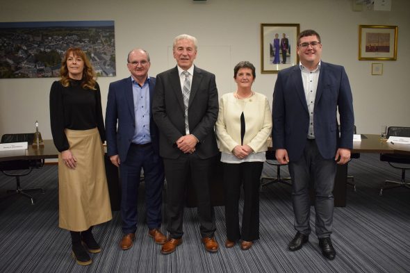 Neues Gemeindekollegium von St. Vith mit Margret Schmitz, Leo Kreins, Bürgermeister Werner Henkes, Gaby Schröder und Alexander Wansart