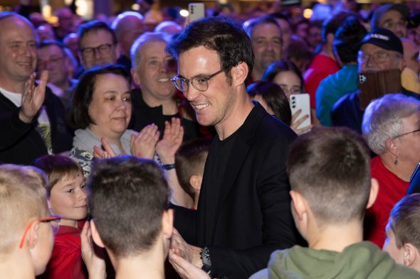 WM-Party: 2.000 Fans feiern Thierry Neuville und Martijn Wydaeghe in St. Vith