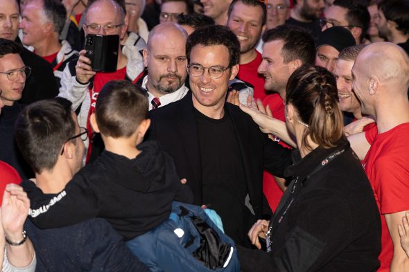 WM-Party: 2.000 Fans feiern Thierry Neuville und Martijn Wydaeghe in St. Vith