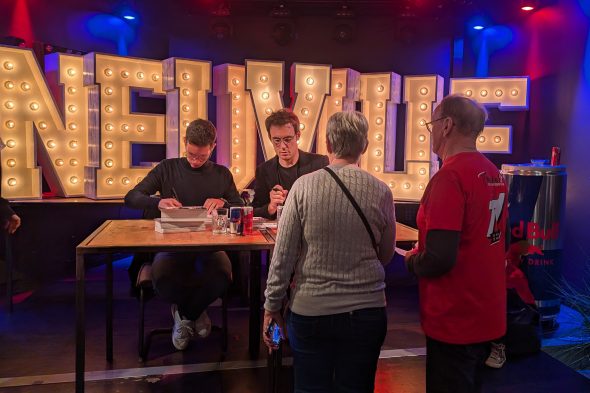 Thierry Neuville und Martijn Wydaeghe schreiben Autogramm für zwei Fans