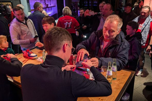 Martijn Wydaeghe signiert Schirmmütze eines Rallyefans