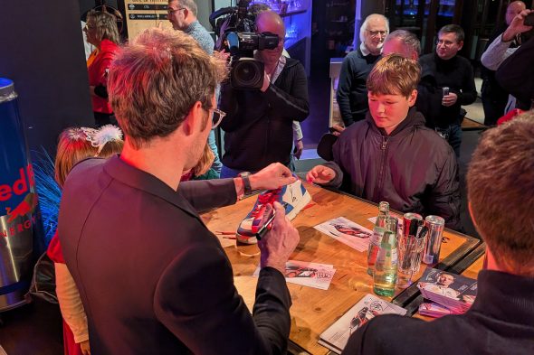 Thierry Neuville signiert Schuh eines jungen Rallyefans