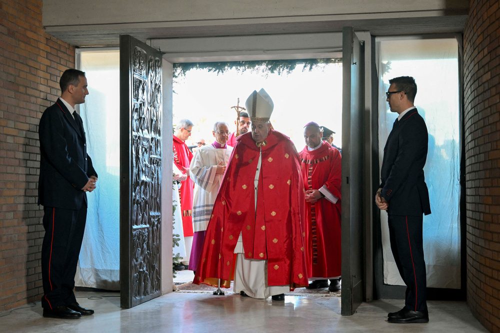 Papst Franziskus schreitet durch die Heilige Pforte