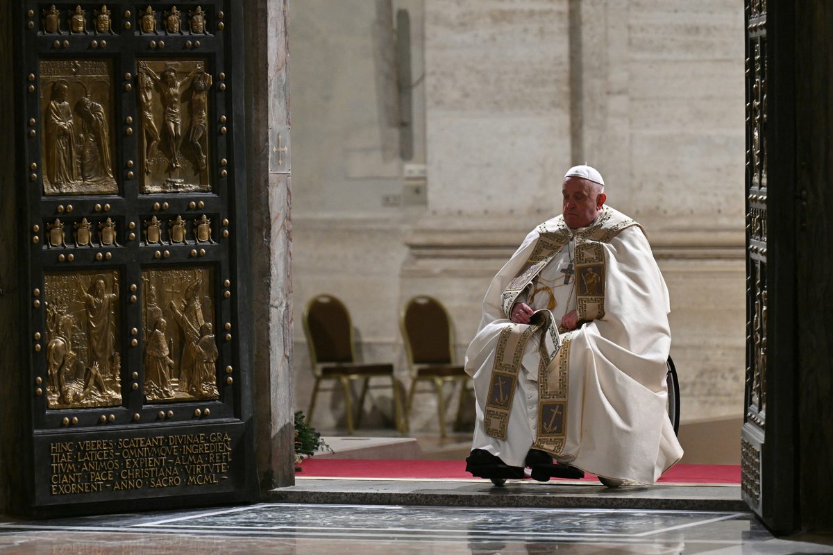 Papst Franziskus öffnet die Heilige Pforte des Petersdoms im Vatikan