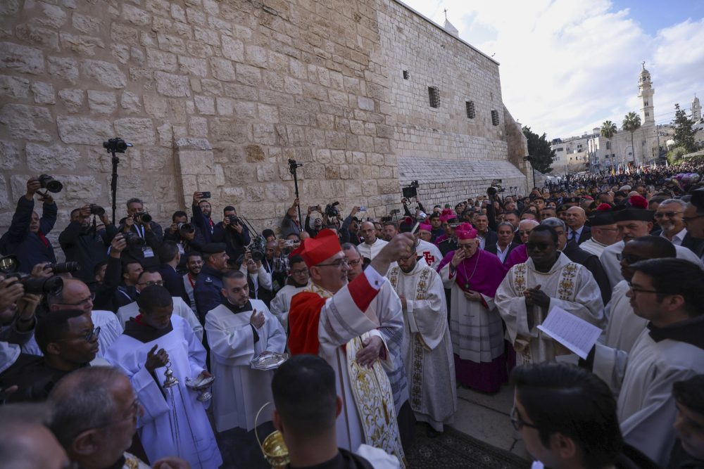 Patriarch Pierbattista Pizzaballa kommt mit der Prozession an der Geburtskirche in Betlehem an